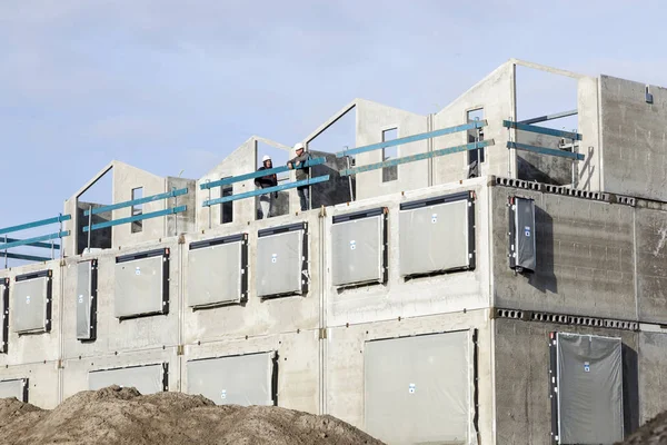 Šedá beton nového bydlení v Nizozemsku s odpovědnými pracovníky — Stock fotografie
