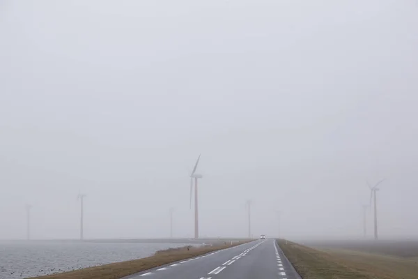 Turbinas eólicas em campo nebuloso perto de Almere, nas terras baixas — Fotografia de Stock