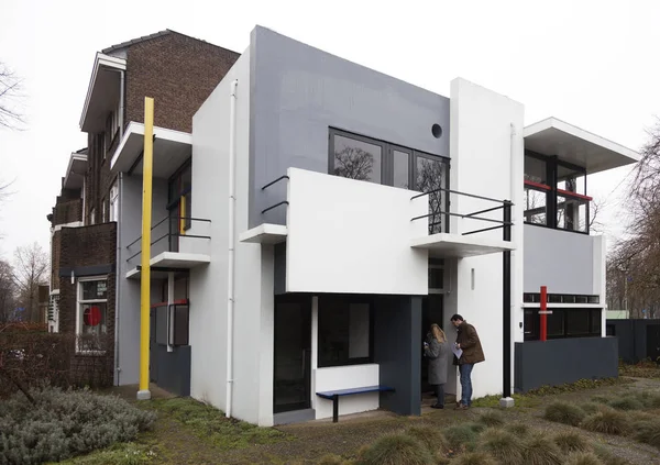 Utrecht, Nizozemsko, 9 Březen 2017: Návštěvníci v Rietveld Schroder House v nizozemské město Utrecht — Stock fotografie