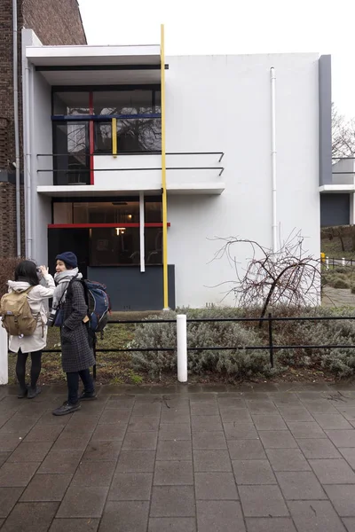 Touristes asiatiques à Rietveld Schroder House dans la ville néerlandaise de U — Photo