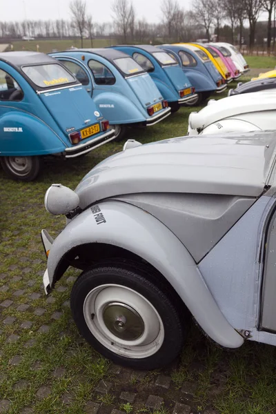 Carros antigos coloridos Citroen 2 CV — Fotografia de Stock