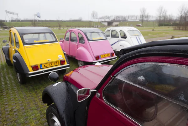 Carros antigos coloridos Citroen 2 CV — Fotografia de Stock