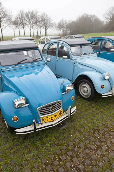 Azul Carros antigos Citroen 2 CV — Fotografia de Stock