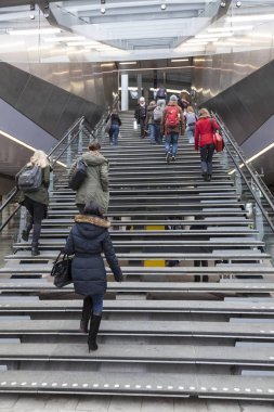 Birçok öğrenci utrecht Merkez Tren İstasyonu'na merdivenleri
