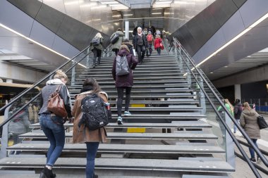 Birçok öğrenci utrecht Merkez Tren İstasyonu'na merdivenleri