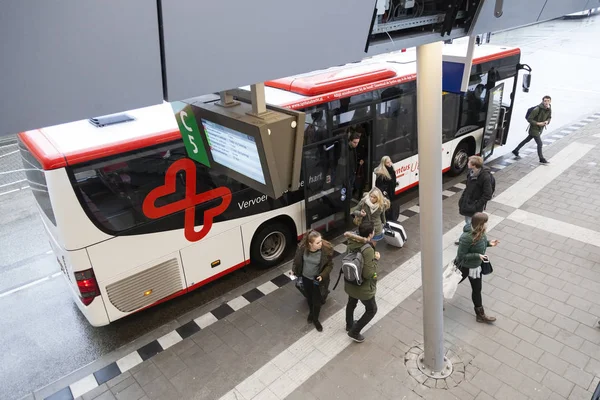 Passengers at utrecht station in holland near bus on rainy day — Stock Photo, Image