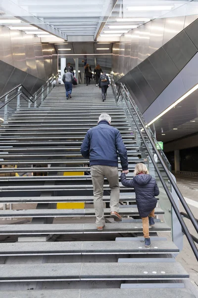 Older man and small girl climb stairs to utrecht central railway — Stock Photo, Image