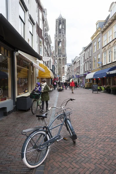 Mensen winkelen in de zadelstraat van stad utrecht in Nederland — Stockfoto