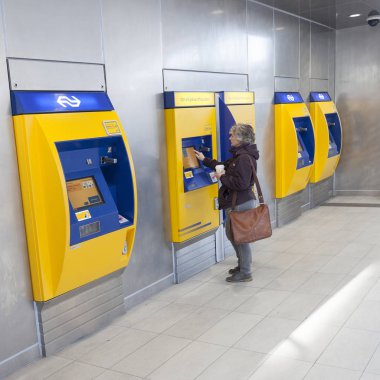 kadın holla utrecht Merkez İstasyonu çekme bilet satın alır.