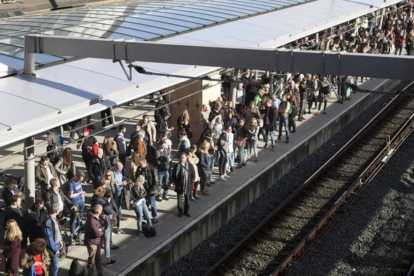 Many travellers wait for train on platform of railway station ut — Stock Photo, Image