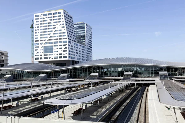 Nieuwe railway station utrecht gezien vanaf een voetgangersbrug — Stockfoto