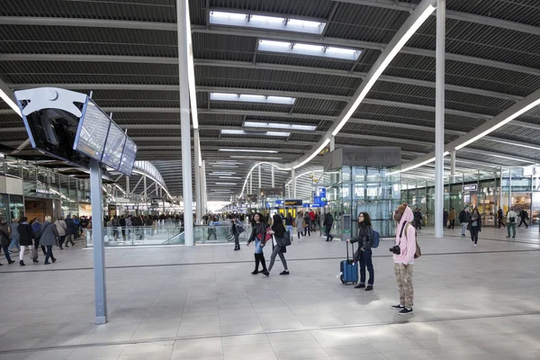 Many travellers inside hal of new railway station utrecht — Stock Photo, Image