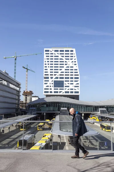 Man voor nieuwe bus station en stad kantoor utrecht gezien fro — Stockfoto