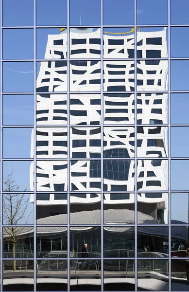 Nouveau bureau municipal utrecht vu de passerelle reflétée dans le verre — Photo
