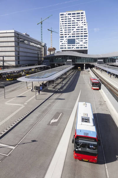 Nieuwe bus station en stad kantoor utrecht gezien vanaf een voetgangersbrug — Stockfoto