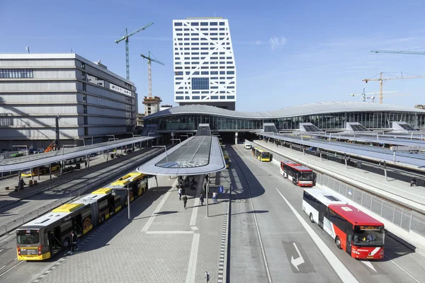 Nieuwe bus station en stad kantoor utrecht gezien vanaf een voetgangersbrug — Stockfoto