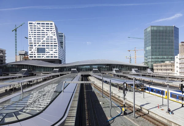 Nieuwe railway station utrecht gezien vanaf een voetgangersbrug — Stockfoto