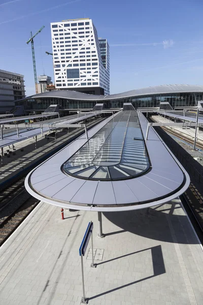 Nieuwe railway station en stad kantoor utrecht gezien vanaf een voetgangersbrug — Stockfoto