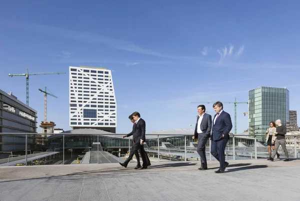 Personnes en tenue d'affaires marcher sur chemin de fer utrecht via footbrid — Photo