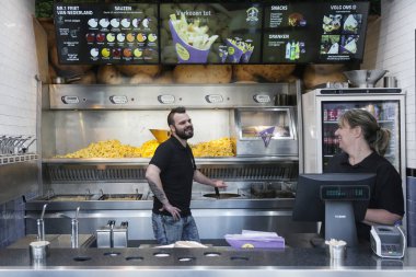 Patates kızartması ve personel eğleniyor aperatif bar uzman