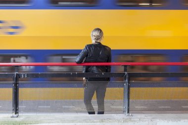Tren İstasyonu, Hollanda ızg platformda genç kadın bekler