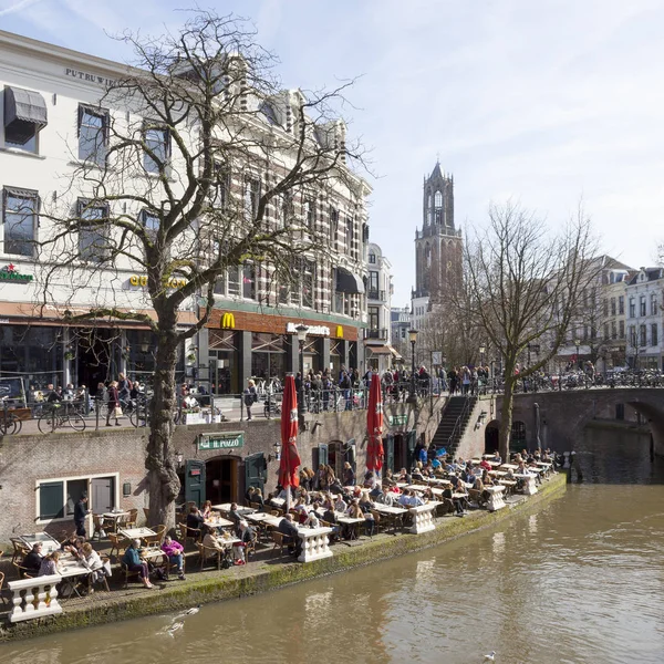 People enjoy sunny day in early spring on open air cafe at oude — Stock Photo, Image