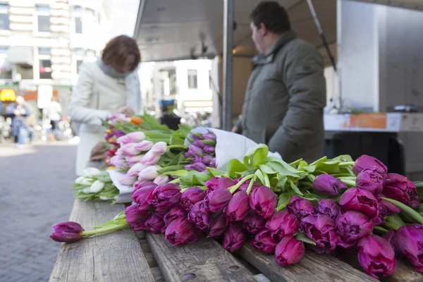 Tulpen op open lucht markt in Nederland met de verkoper en c — Stockfoto