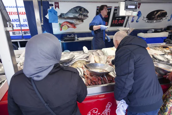 Pescado fresco y clientes en el mercado de utrecht en Holanda — Foto de Stock