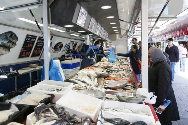 Peixe fresco e clientes no mercado de utrecht na Holanda — Fotografia de Stock