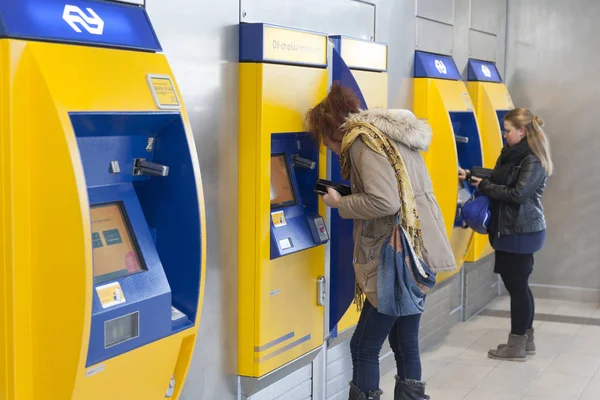 Kadınlar holla utrecht Merkez İstasyonu çekme, bileti