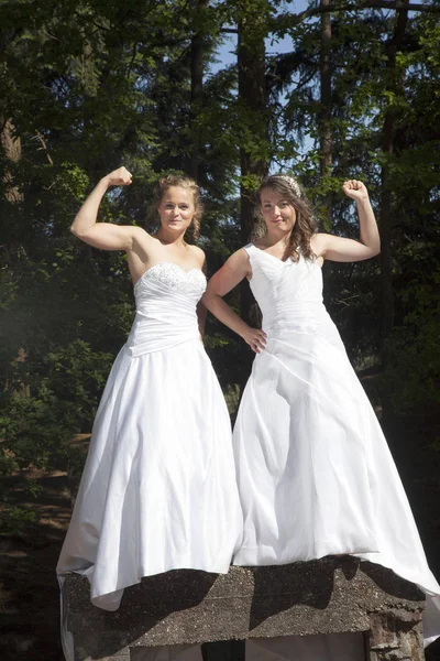 Házasok boldog leszbikus pár fehér ruha egymáshoz közel — Stock Fotó