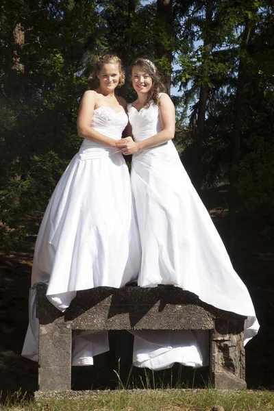 Házasok boldog leszbikus pár fehér ruha egymáshoz közel — Stock Fotó