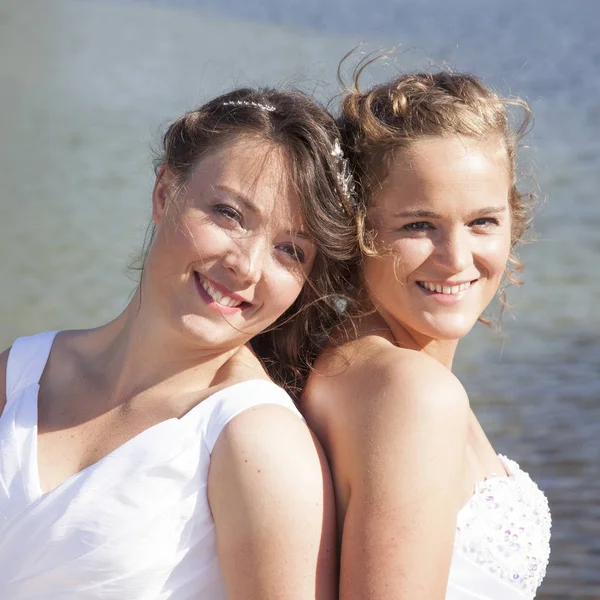 Acaba de casarse feliz pareja lesbiana en vestido blanco de cerca juntos — Foto de Stock