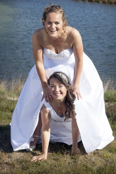Csak boldog leszbikus házaspár fehér ruhában van közelében sm — Stock Fotó