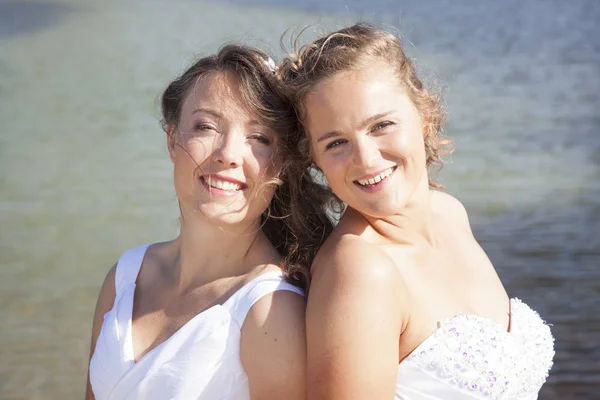 Apenas casado feliz casal lésbico no vestido branco pose close toge — Fotografia de Stock