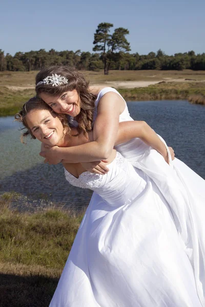 Apenas casado feliz casal lésbico em vestido branco abraçar e hav — Fotografia de Stock