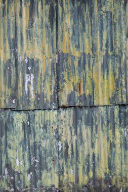 paslı oluklu demir kapıları yeşil sarı boya dökmek