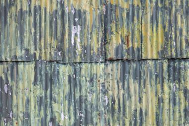 paslı oluklu demir kapıları yeşil sarı boya dökmek