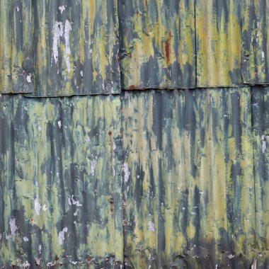 paslı oluklu demir duvar ile yeşil sarı boya dökmek