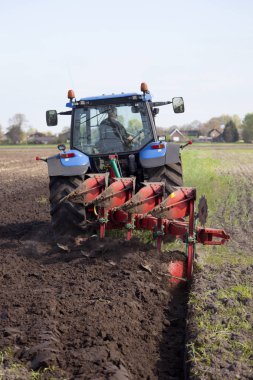 Ben under plough yakınındaki renswoude traktör arkasında ile çiftçi pulluklar