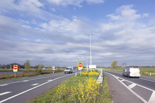 Ramp to motorway A12 at dutch town Veenendaal with traffic in sp — Stock Photo, Image