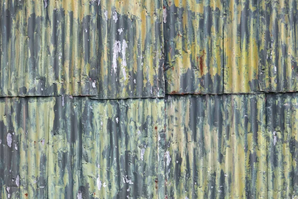 paslı oluklu demir kapıları yeşil sarı boya dökmek