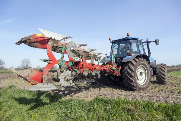 Aratri agricoltore depositato con aratro dietro trattore vicino renswoude i — Foto Stock