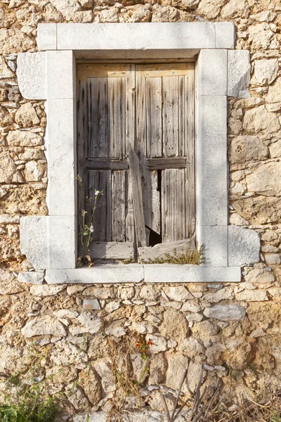 非常古老的百叶窗在窗口前, 在古希腊建筑 — 图库照片