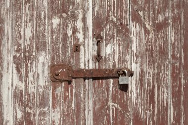 asma kilit ve soyulması boya ile aşınmış eski kahverengi kapı üzerindeki kolu