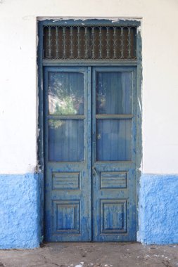 eski kirli mavi ahşap kapı peloponnese üzerinde taş evin duvarındaki