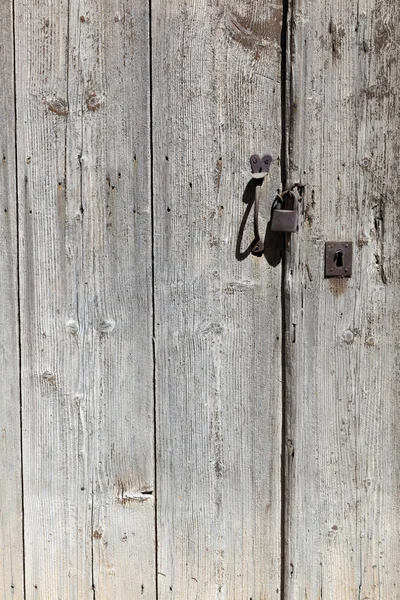 Sangat tua pintu kayu dengan gembok rumah Yunani — Stok Foto