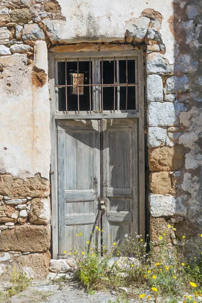 在希腊古代石头墙挂锁很旧木门 — 图库照片