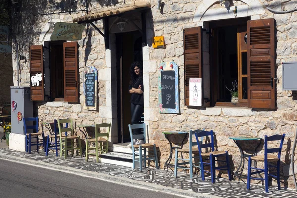 Cardamili, Grèce, 26 avril 2017 : serveuse attend les clients dans la porte ouverte de la vieille taverne à Mani — Photo