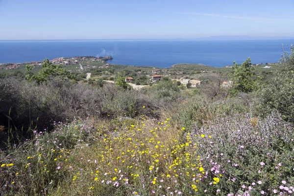 Vista sobre agios nicolaos con mar azul y cielo en Mani en pelopo — Foto de Stock